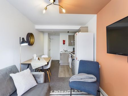 2 bedroom flat to rent - Photo 2