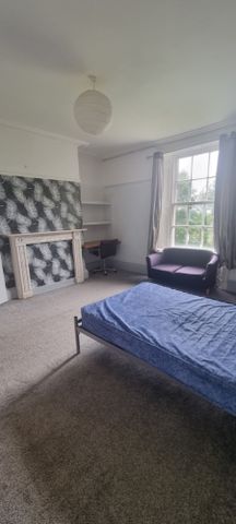 5 Bed - Flat 4, North Grange House, North Grange Road, Headingley, Leeds - LS6 2BR - Student - Photo 4