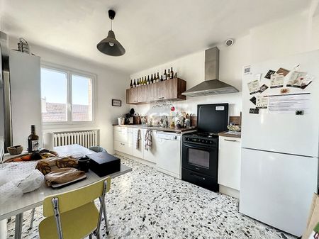 Location Appartement 5 pièces 81m² AVIGNON 84000 - Photo 5