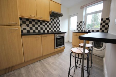 1 Bedroom Apartment - Above Shop To Let - Photo 2