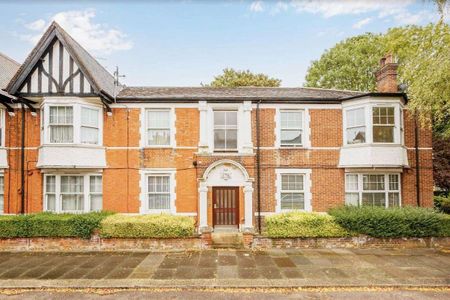 A modern newly refurbished four bedroom apartment located in the heart of Ealing Broadway, suitable for sharers. - Photo 3