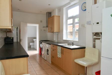 Harrow Road (4 bed) - Photo 2