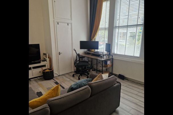 1 Bed Flat, Montrell Road, SW2 - Photo 1