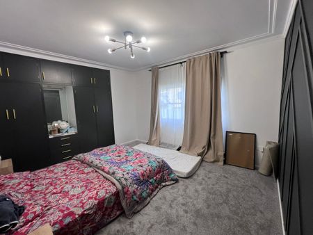 Stylish Renovated Family Home - Comfort and Convenience - Photo 5