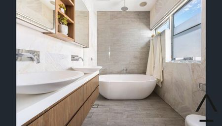 Natural Wonder, A Sun-Filled Parkside Family Haven Tucked Away Behind Bronte Village - Photo 5