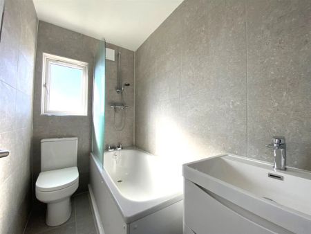 5 bed terraced house to rent in Wakemans Hill Avenue, London, NW9 - Photo 3
