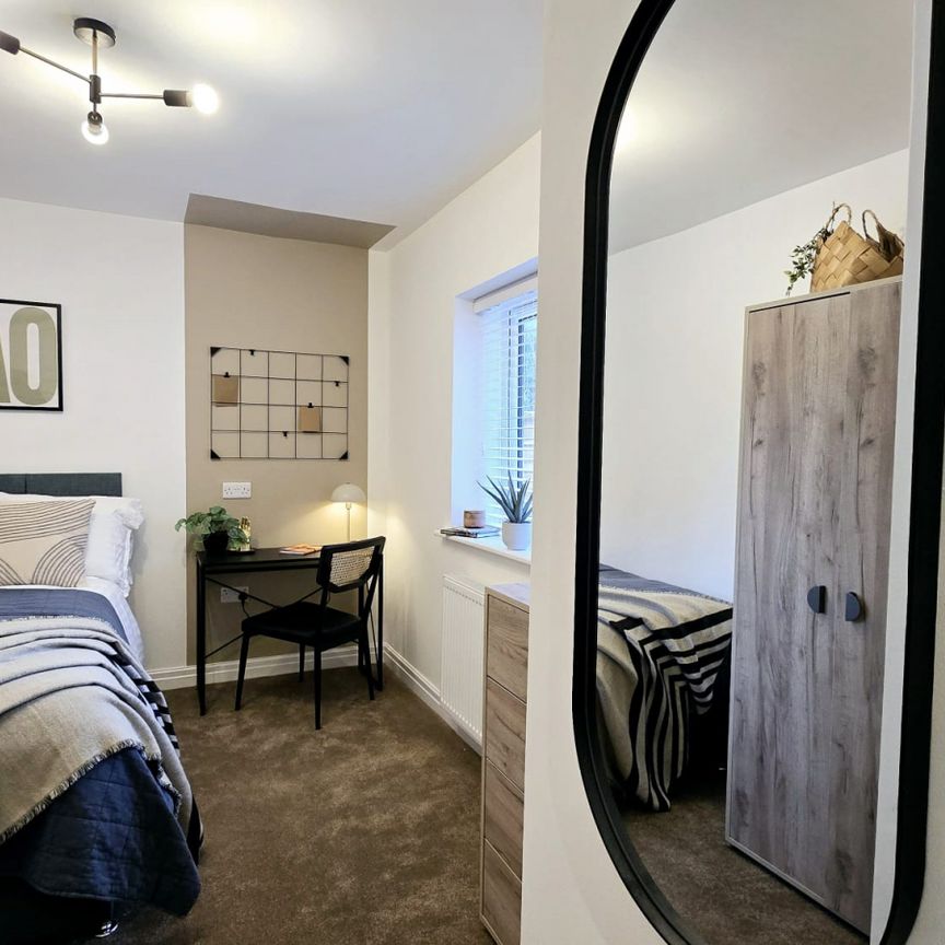 Modern Ensuite Rooms in Newly Refurbished 5-Bed - Photo 1