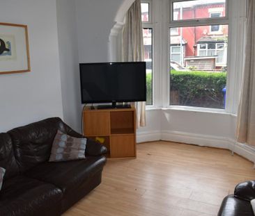 4 bedroom end of terrace house to rent - Photo 1