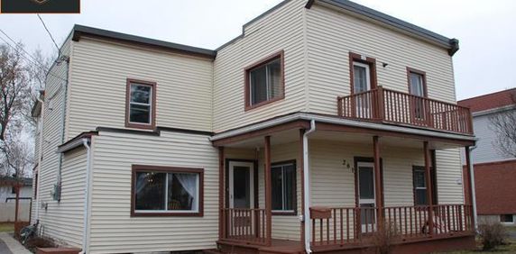 5 1/2 ( 2ieme étage), st-constant , grand terrain - Photo 2