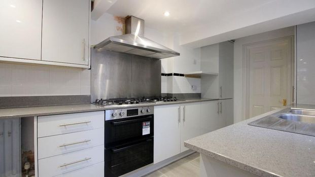 1 bedroom in a house share to rent - Photo 1