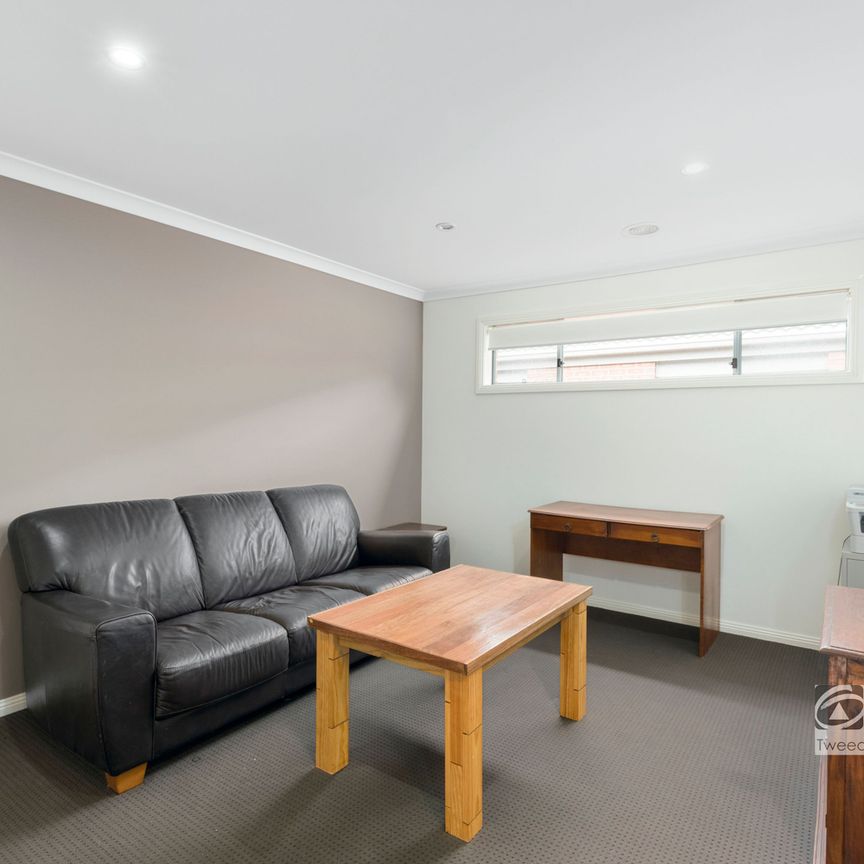 5 Eaglewood Way, California Gully - Photo 1