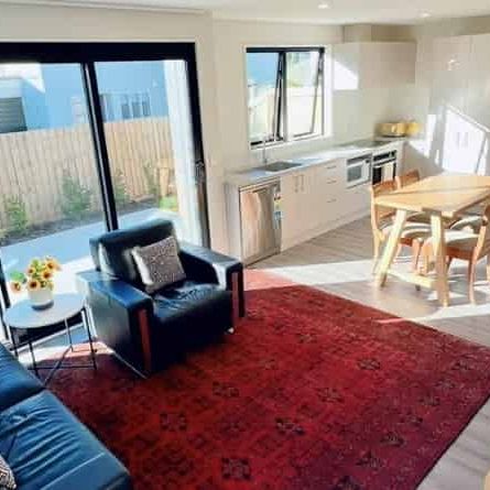 Fully Furnished Inner-City Apartment – Just Move In! - Photo 1