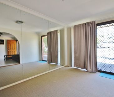 Comfortable Family Living in Leafy Holland Park - Photo 1