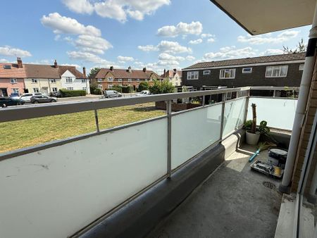 2 bedroom flat to rent - Photo 2