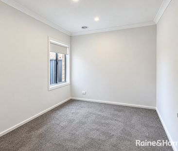 Modern Family Living in Tarneit - Photo 2