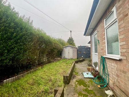 2 bedroom Semi-Detached Bungalow to let - Photo 4