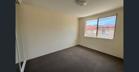 Spacious Three Bedroom Townhouse! - Photo 5