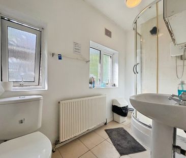 Larchwood Drive, Englefield Green, TW20 0SH - Photo 6