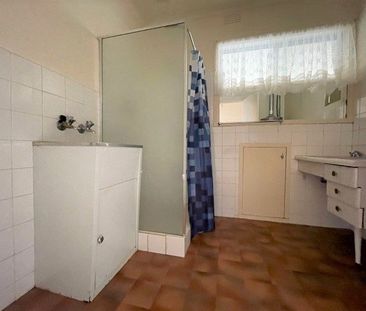 PRIME LOCATION – 2 BEDROOM UNIT IN MCKINNON SECONDARY ZONE! - Photo 5