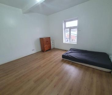 3 bedroom flat to rent - Photo 6