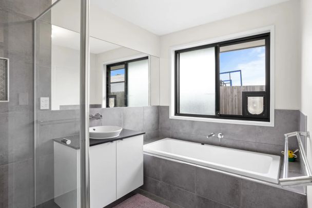 Spacious Family Home with Multiple Living Areas, Ducted Air & Garden Maintenance Included. Contact Julie Sykes 0438 050 110 - Photo 1