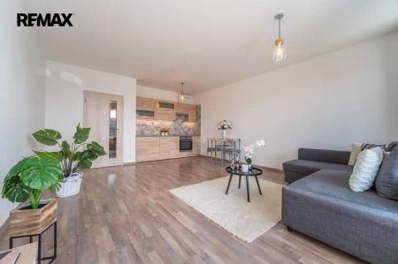 Pronájem bytu 1+kk s předzahrádkou a garážovým stáním v projektu U starého mlýna, Praha 10 Uhříněves - Фото 5