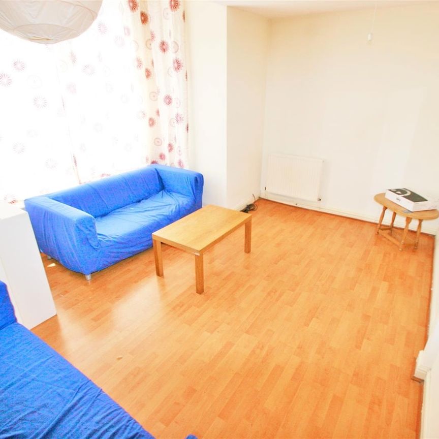 3 Bed Flat, North Hill Road, LS6 - Photo 1