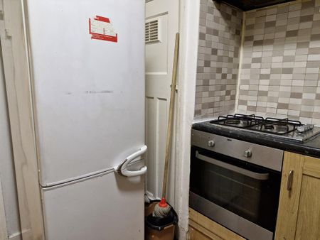 3 bedroom flat to rent - Photo 5