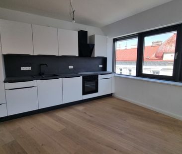 Dachgeschoß Wohnung - 3 Zimmer, Nähe Friedensbrücke - Photo 2