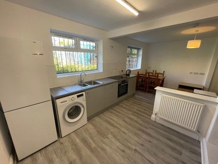4 bedroom semi-detached house to rent - Photo 5