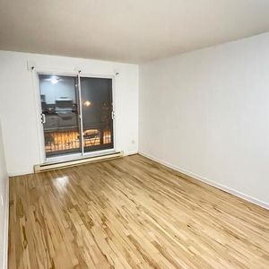 4-1/2 - Two Bed Apt. - Metro Angrignon - Photo 3