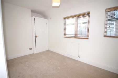 3 Bedroom House - Mid Terrace - Photo 3