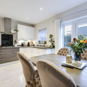 3 bedroom semi-detached house to rent - Photo 2