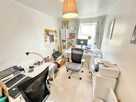 Kingfisher Court, Calne, SN11 - Photo 4