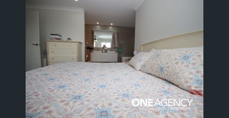 Show-stopping family home offering space and luxury - Photo 5