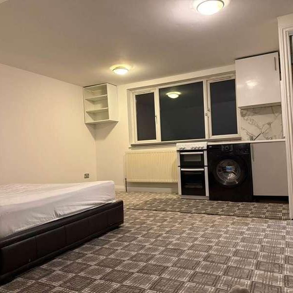 Priory Gardens, London, W5 - Photo 1