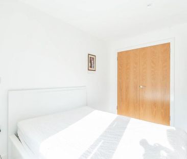 3 bedroom flat to rent - Photo 4