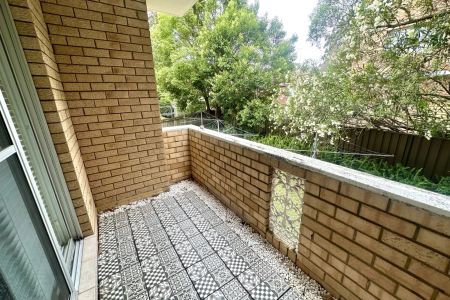 Bright & Airy Apartment in convenient location - Photo 5