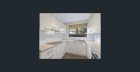 SPACIOUS TOWNHOUSE IN CONVENIENT LOCATION - Photo 2