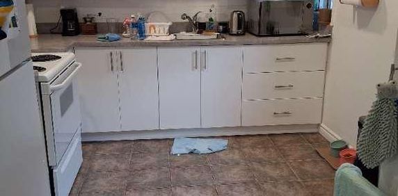 Grand 3 et demi rénové semi-meublé à louer demi sous-sol - Photo 2