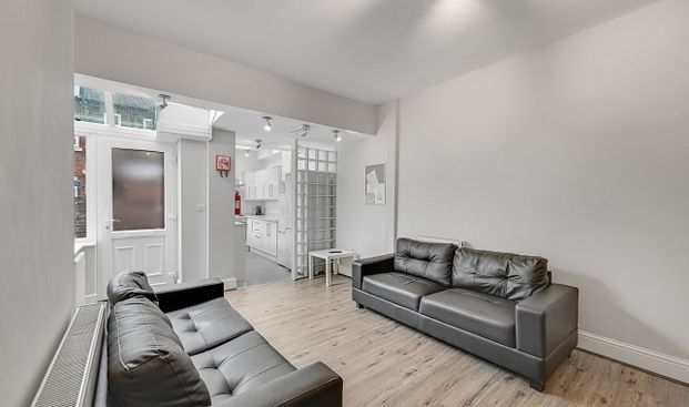 Spacious 5-Bed Student House in Sheffield - Photo 1