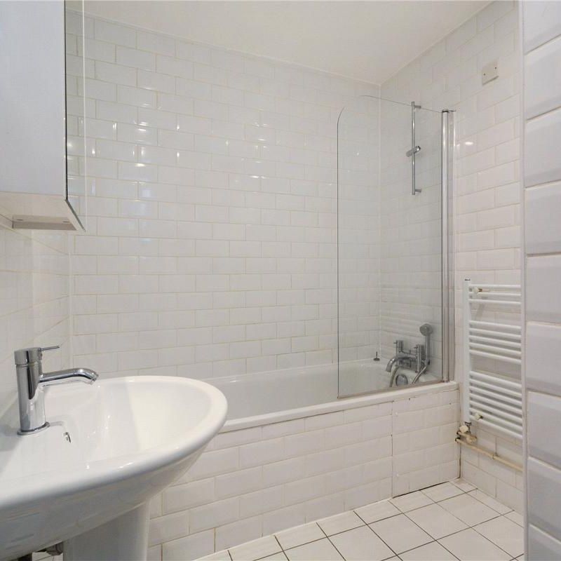 2 bedroom flat in Highbury - Photo 1