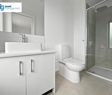 Modern 3-Bedroom Townhouse with Double Garage in Wyndham Vale! - Photo 2