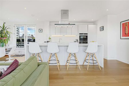 An impressive three-bedroom penthouse, featuring a concierge, on-site gym, and beautifully landscaped communal gardens, available to rent in Lichfield House, NW6. - Photo 5