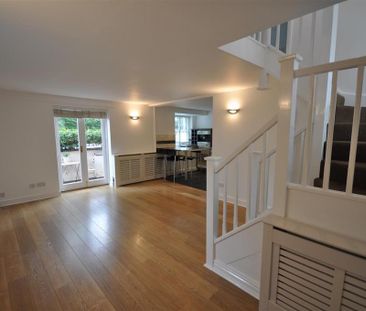 2 bedroom mews to rent - Photo 2