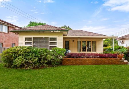 5 Fryer Avenue, Wentworthville NSW 2145 - House For Rent | Domain - Photo 4