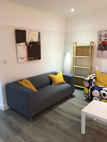 6 Bed Semi-Detached House, Ripstone Gardens, SO17 - Photo 3