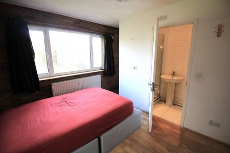 4 bedroom semi-detached house to rent - Photo 4