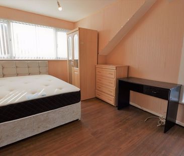 2 bedroom Flat in Cardigan Road, Leeds - Photo 2