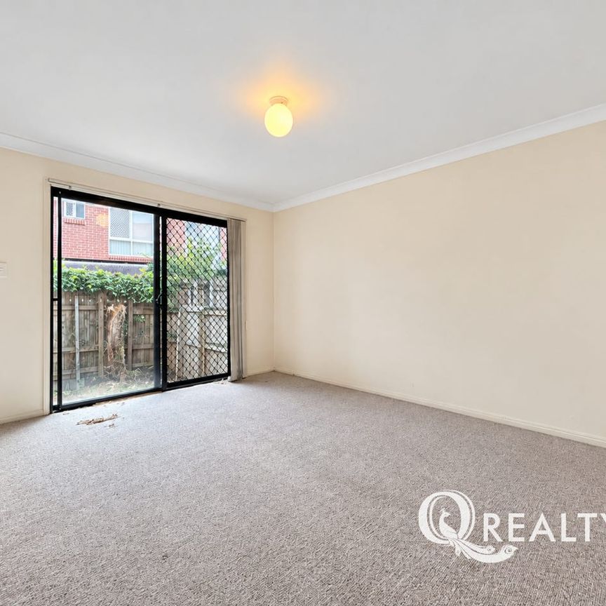 Lovely Family Townhouse In A Prime Location - Photo 1